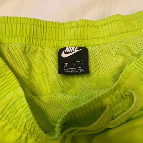 Mens Nike lime green shorts - Picture 2 of 4
